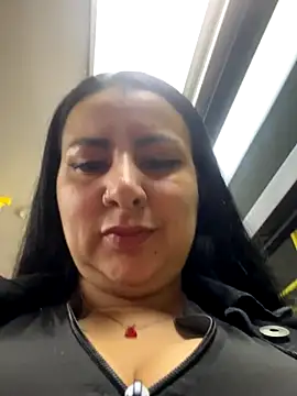 Abril Luv online show from 9, 10, 2025