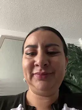 Abril Luv online show from 9, 10, 2025