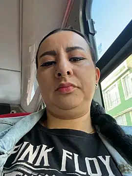 Abril Luv online show from 9, 2, 2026