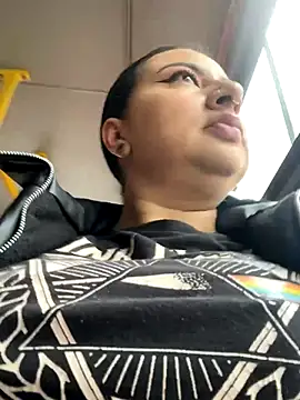 Abril Luv online show from 7, 10, 2025