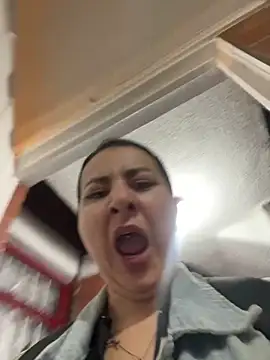 Abril Luv online show from 30, 9, 2025