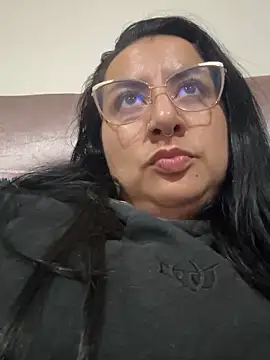 Abril Luv online show from 28, 11, 2025