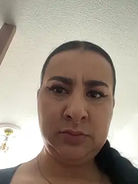 Abril Luv online show from 6, 10, 2025