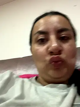 Abril Luv online show from 4, 11, 2025