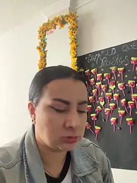 Abril Luv online show from 3, 10, 2025