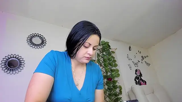 Juli Castillo8 online show from 10, 10, 2025