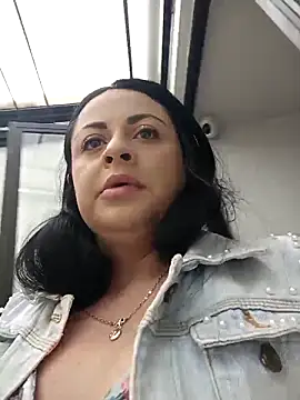 Juli Castillo8 online show from 30, 10, 2025