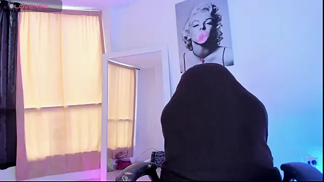 Snapshot of caroldirty chatting on 10, 10, 2025 caroldirty online show from 10, 10, 2025