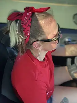 Snapshot of SummerBlueMoon chatting on 17, 10, 2025 SummerBlueMoon online show from 17, 10, 2025