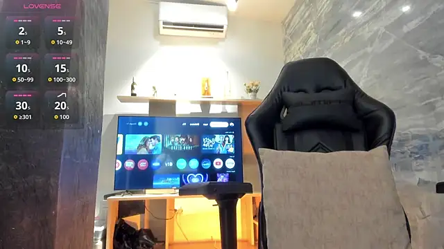 LunaBaker-1 online show from 8, 9, 2025