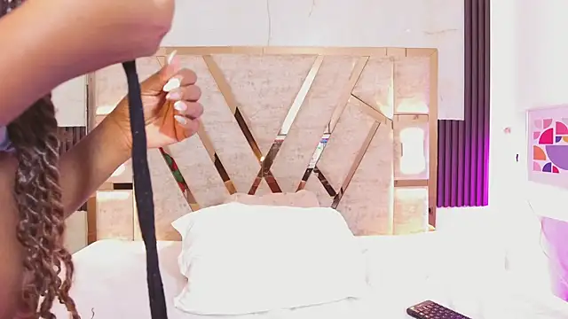 Athenea Mills online show from 9, 10, 2025