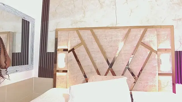 Athenea Mills online show from 4, 10, 2025