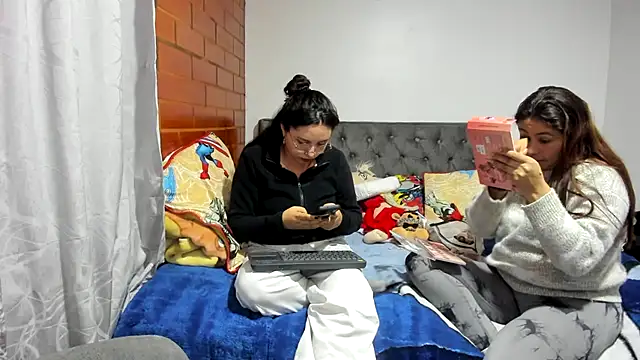  girls on fire  online show from 22, 12, 2025