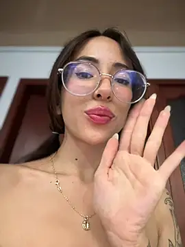 lauravasquez online show from 17, 2, 2025