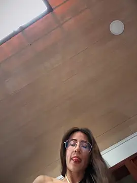 lauravasquez online show from 18, 2, 2025