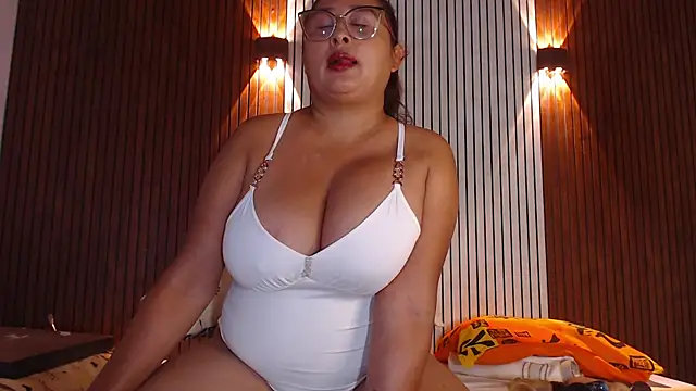NadiaWhite online show from 2, 5, 2026