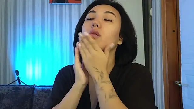 lily  foster online show from 19, 9, 2025