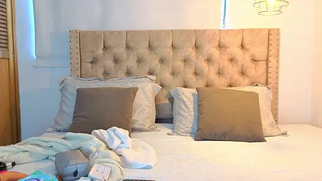 Snapshot of KeryHillson chatting on 25, 11, 2025 KeryHillson online show from 25, 11, 2025