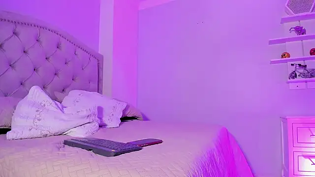 CamileHolmes online show from 28, 2, 2025