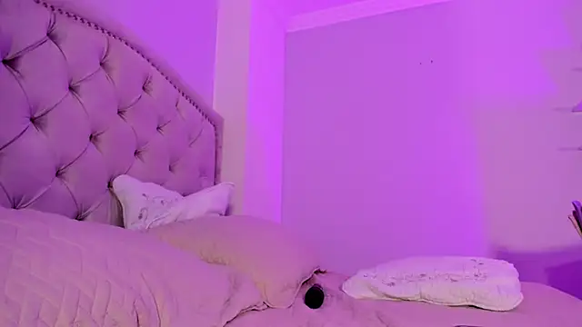 CamileHolmes online show from 26, 2, 2025