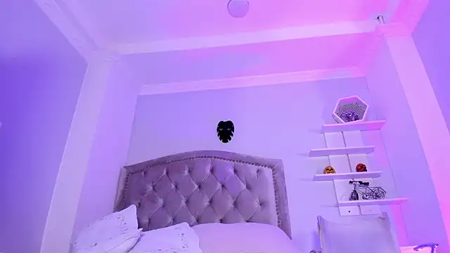 CamileHolmes online show from 7, 3, 2025