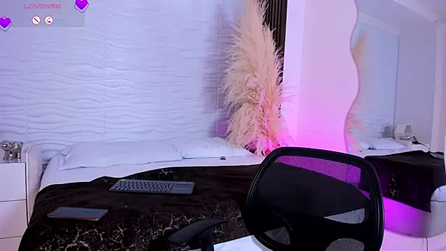 CamileHolmes online show from 7, 4, 2026