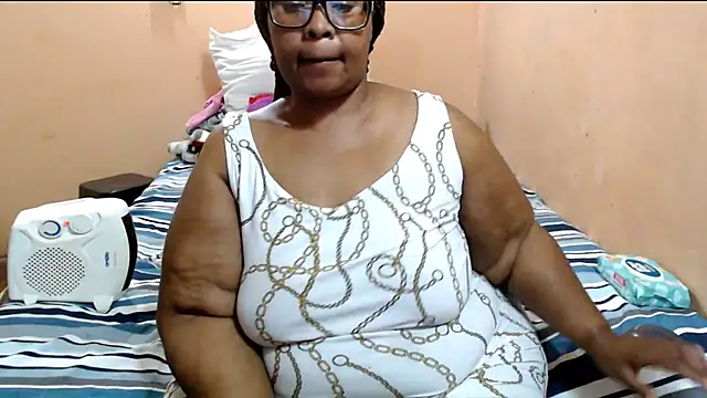 Snapshot of ZOQULUx chatting on 4, 7, 2026 ZOQULUx online show from 4, 7, 2026