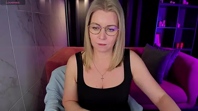 Annie Light online show from 7, 3, 2025