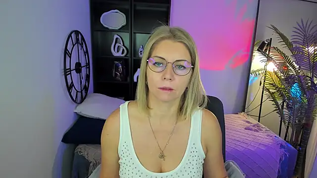 Annie Light online show from 10, 9, 2025