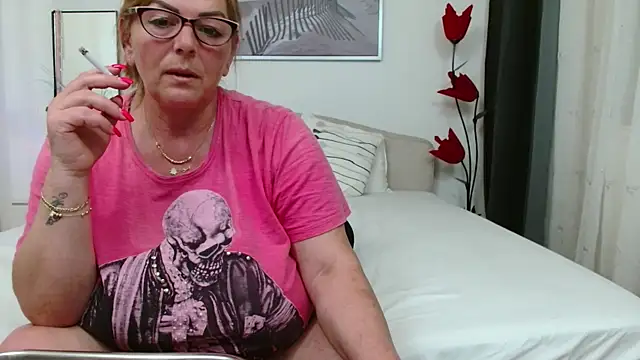 Snapshot of YulliaMilf chatting on 8, 5, 2026 YulliaMilf online show from 8, 5, 2026