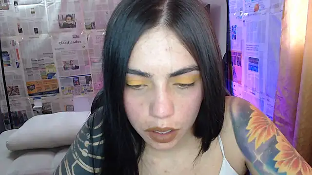 Snapshot of i_am_nina_ chatting on 19, 11, 2025 i am nina online show from 19, 11, 2025