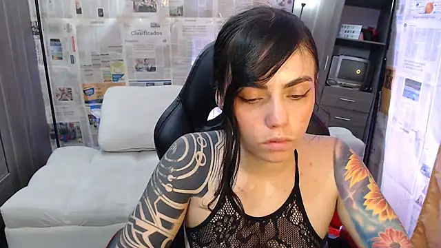 Snapshot of i_am_nina_ chatting on 2, 10, 2025 i am nina online show from 2, 10, 2025