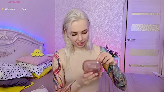 LillyMoure  online show from 22, 3, 2025