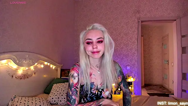 Snapshot of LillyMoure_ chatting on 14, 6, 2026 LillyMoure online show from 14, 6, 2026
