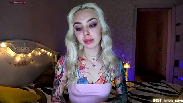 Snapshot of LillyMoure_ chatting on 27, 6, 2026 LillyMoure online show from 27, 6, 2026