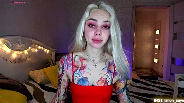 Snapshot of LillyMoure_ chatting on 16, 6, 2026 LillyMoure online show from 16, 6, 2026