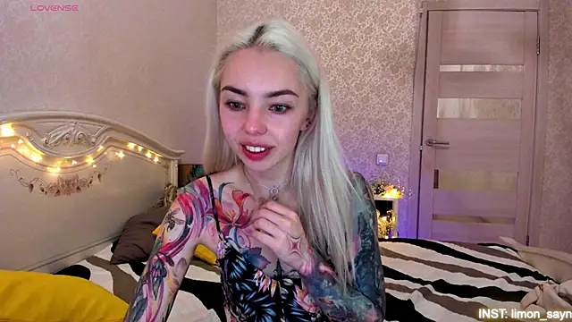 Snapshot of LillyMoure_ chatting on 29, 6, 2026 LillyMoure online show from 29, 6, 2026
