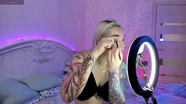 LillyMoure  online show from 14, 11, 2025