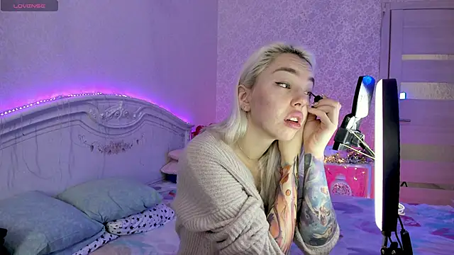 LillyMoure  online show from 15, 11, 2025