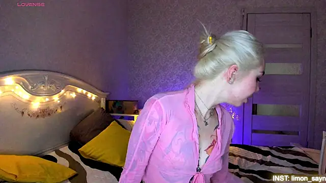 Snapshot of LillyMoure_ chatting on 18, 6, 2026 LillyMoure online show from 18, 6, 2026