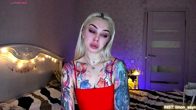 Snapshot of LillyMoure_ chatting on 12, 7, 2026 LillyMoure online show from 12, 7, 2026