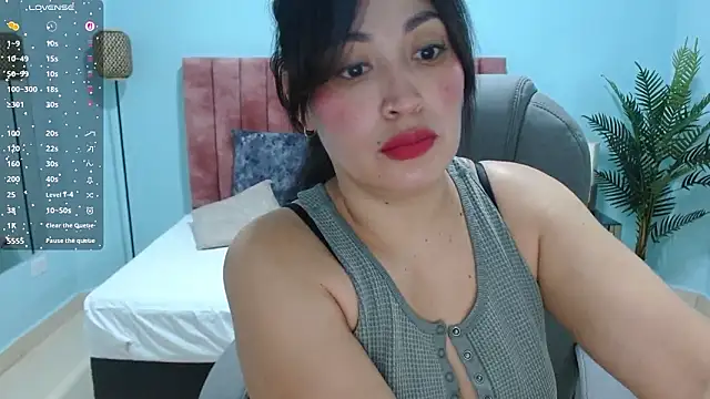 Snapshot of sophia_hadid chatting on 3, 2, 2026 sophia hadid online show from 3, 2, 2026