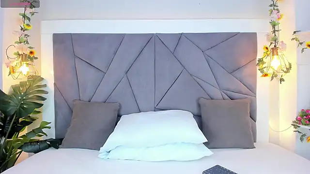 KiarhaTrixie online show from 3, 12, 2025