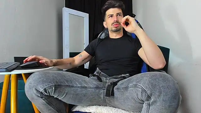 LiamCossio  online show from 10, 1, 2025