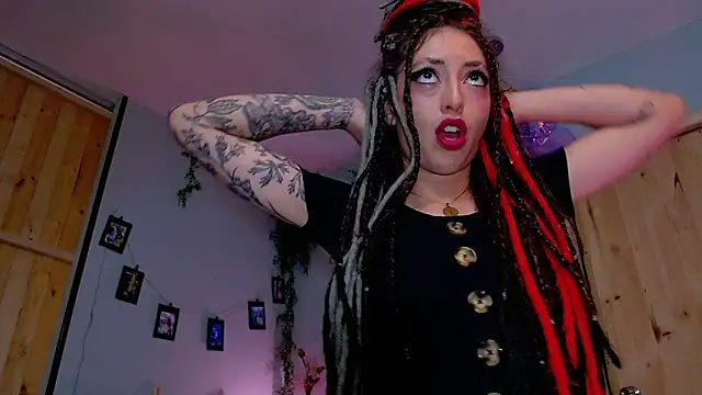 VickyJackson  online show from 4, 12, 2025