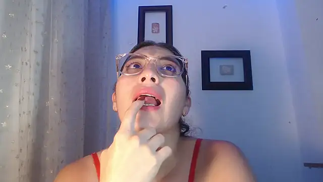 DaMikaela  online show from 5, 3, 2025