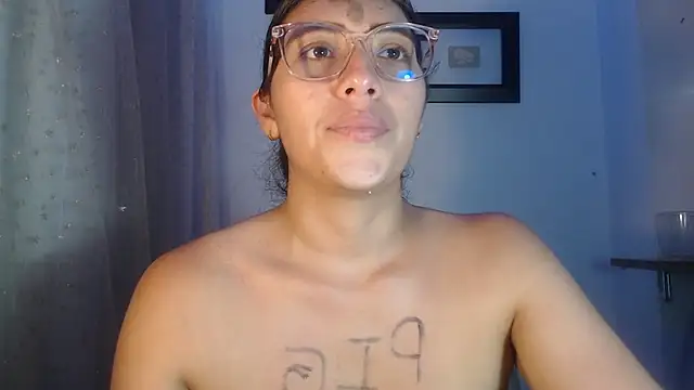 DaMikaela  online show from 5, 3, 2025