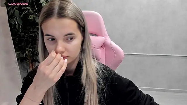 Snapshot of Donna_Evans chatting on 18, 3, 2025 Donna Evans online show from 18, 3, 2025