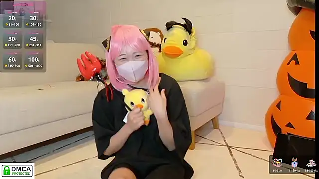 Snapshot of SUZU_ chatting on 27, 10, 2025 SUZU online show from 27, 10, 2025