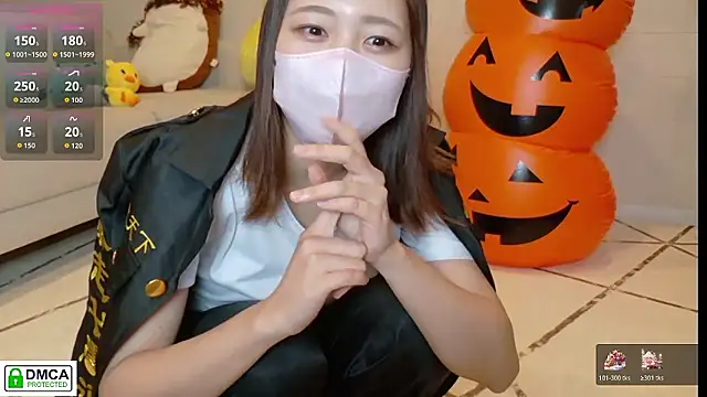 Snapshot of SUZU_ chatting on 31, 10, 2025 SUZU online show from 31, 10, 2025